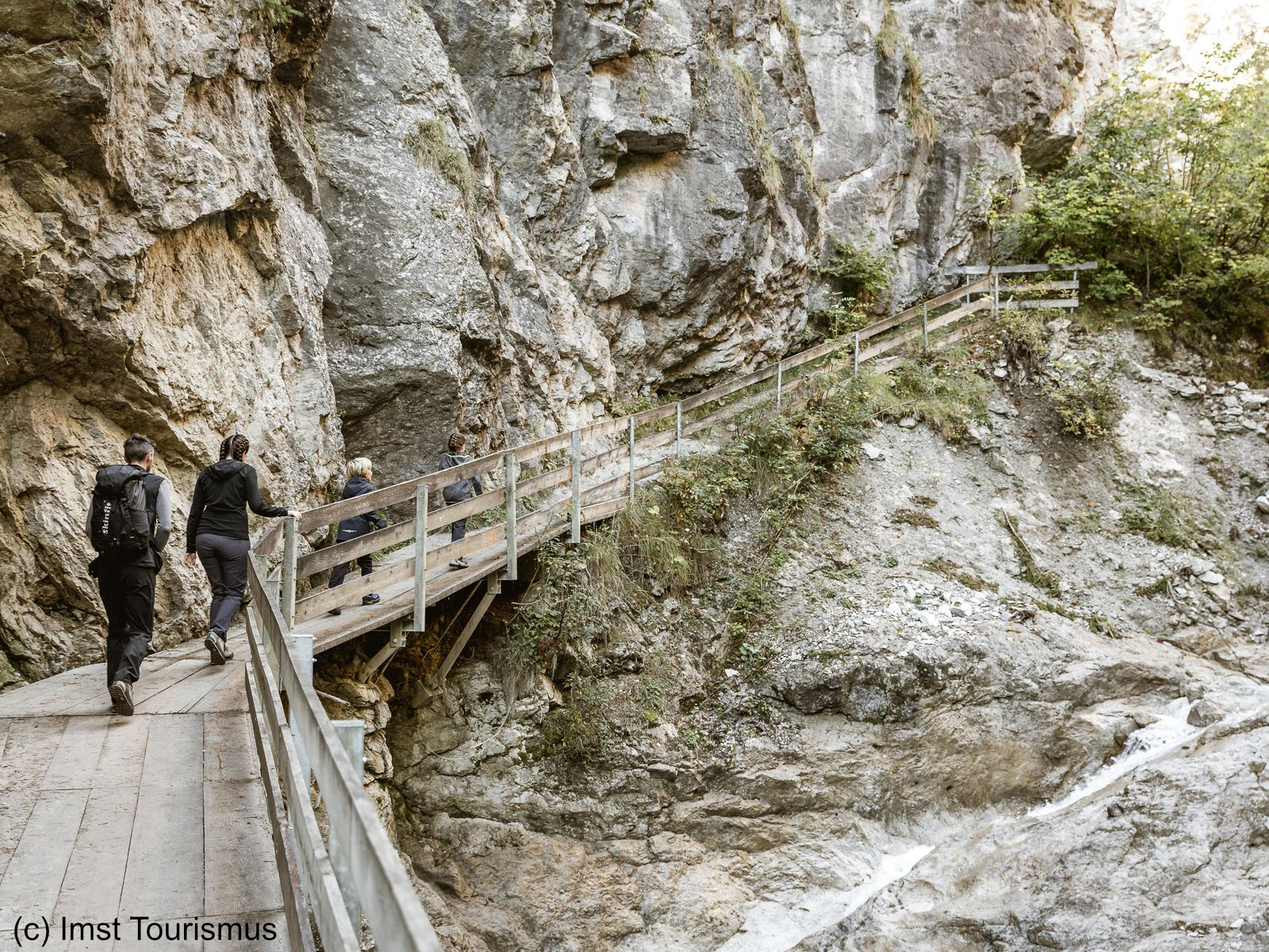 @imst tourismus_imst-sommer-rosengartenschlucht-familie-kinder-bergsteigen-berg-wandern_e5939be5a9.jpg