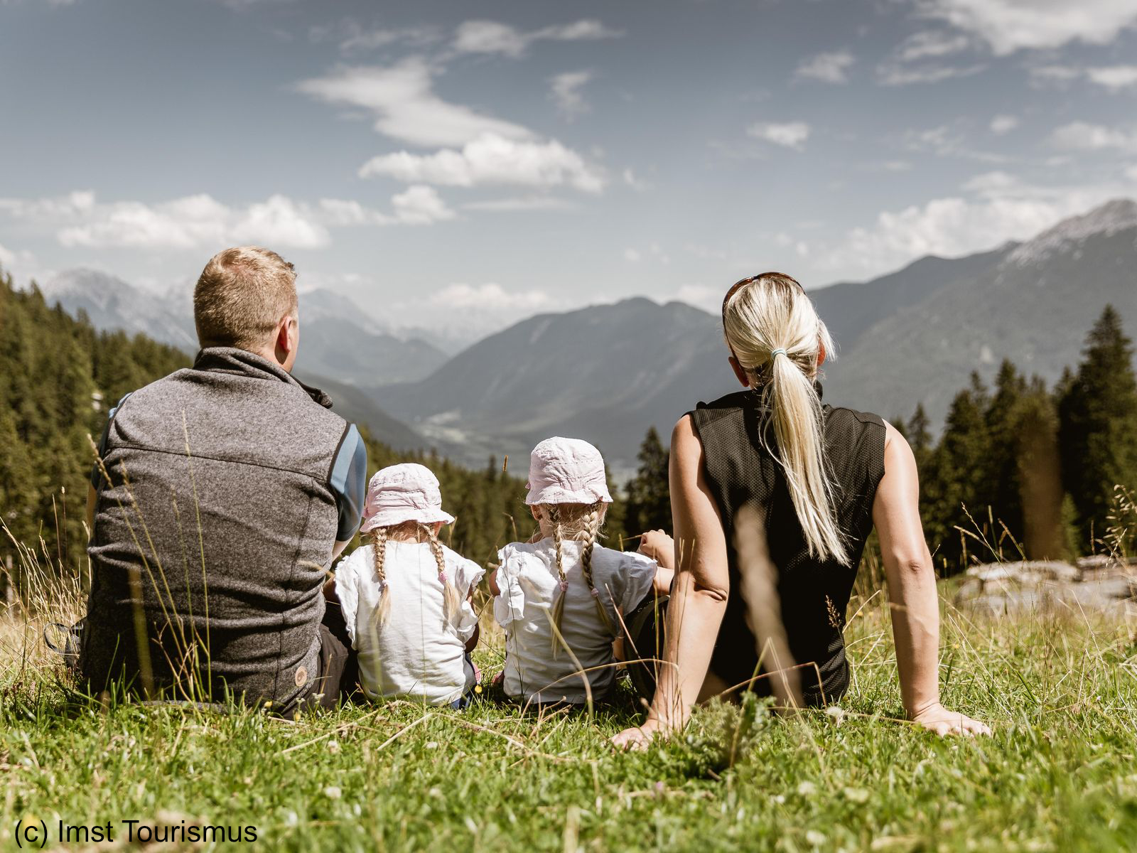 @imst tourismus_imst-sommer-wandern-familie-wiese-alpen-gebirge-aussicht_94b96779b3.jpg