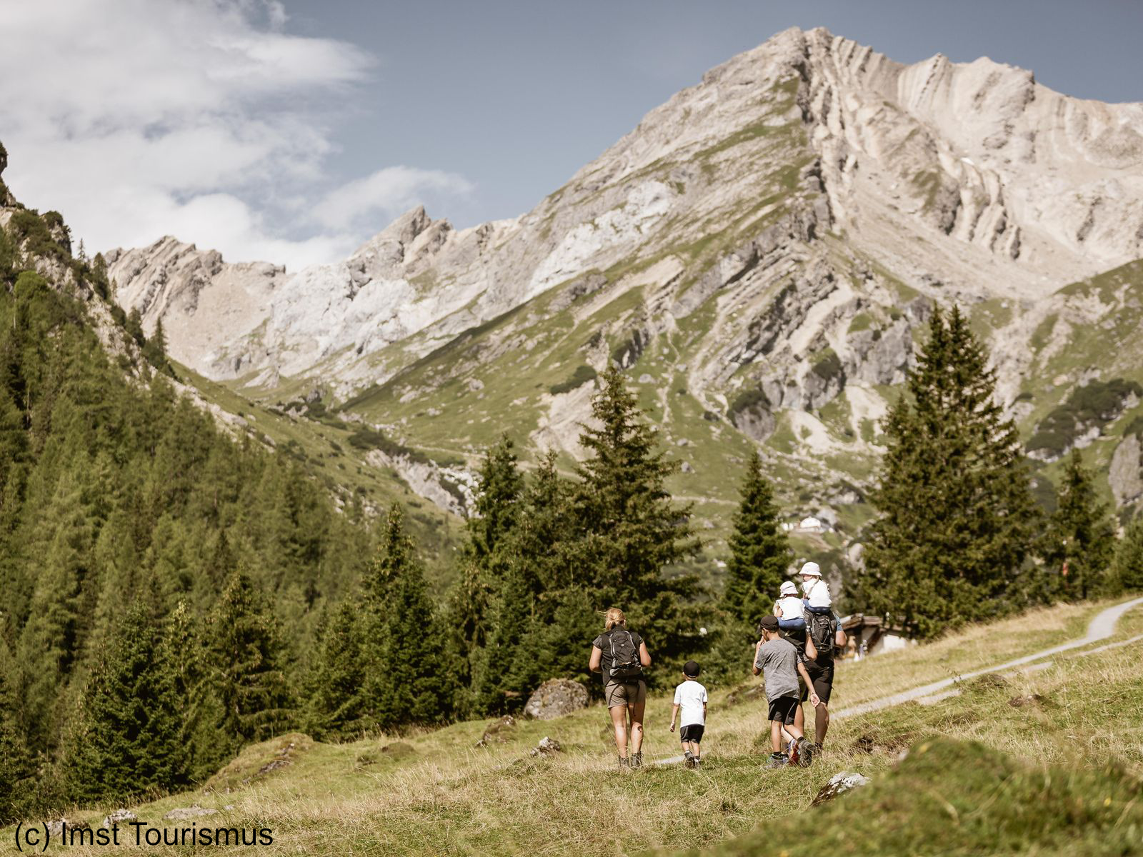 @imst tourismus_imst-sommer-wandern-gebirge-wald-wiese-familie_743de4f0a2.jpg
