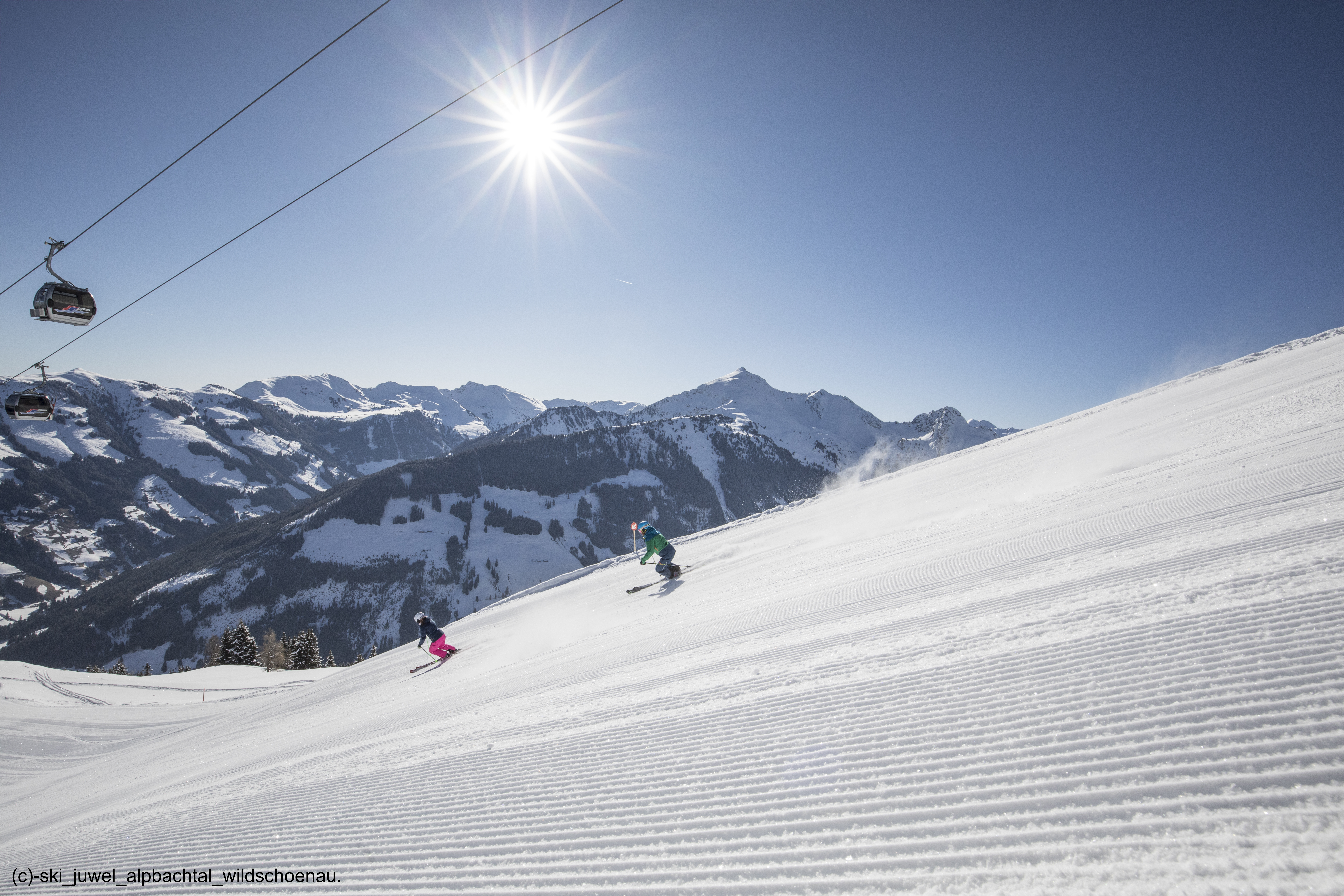 skifahrer_first_line_abfahrt_alpbach-c-ski-juwel_alpachtal_wildschoenau.jpg