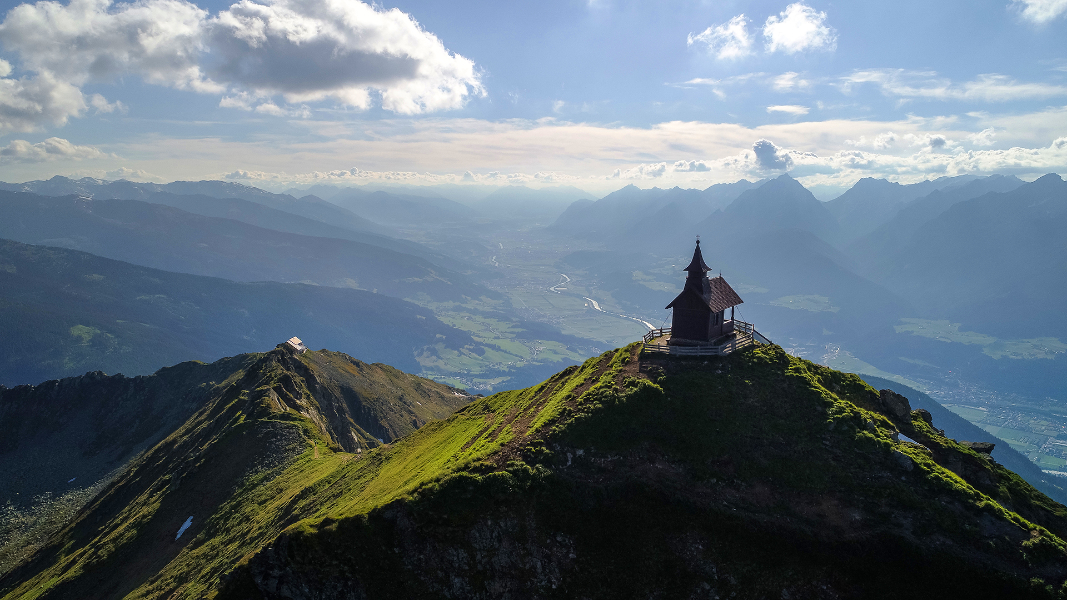 Kellerjochkapelle-mit-Blick-ins-Inntal.jpg